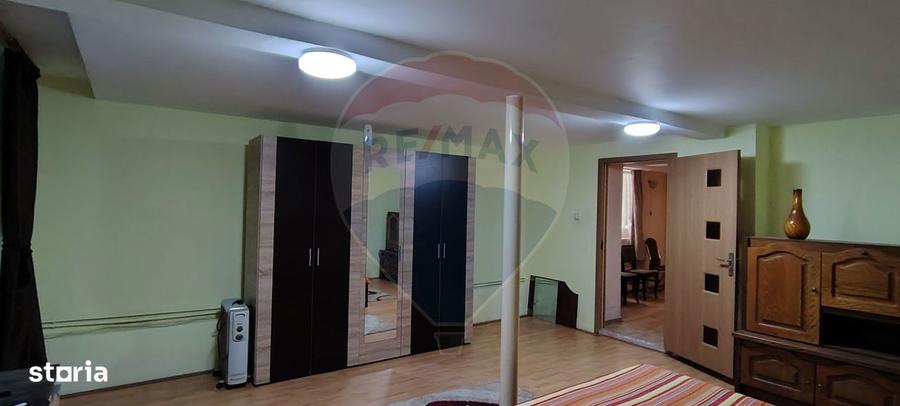 Apartament cu 4 camere, mobilat în Central