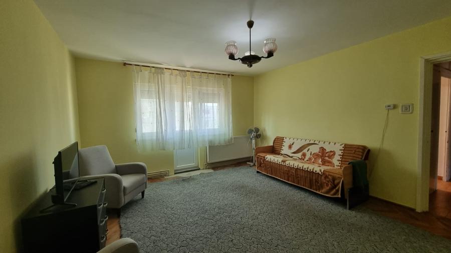 Apartament cu 3 camere decomandat în Micro 16