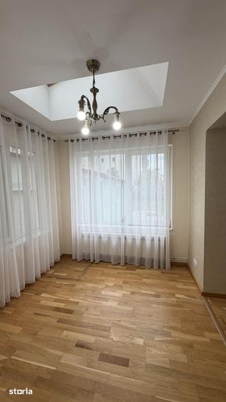 Casă cu 6 camere cu Teren 661.51 Mp în Central