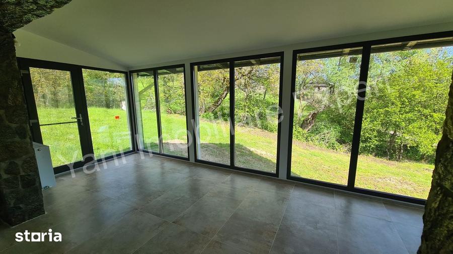 Casă cu 4 camere cu Teren 2435 Mp în Arefu