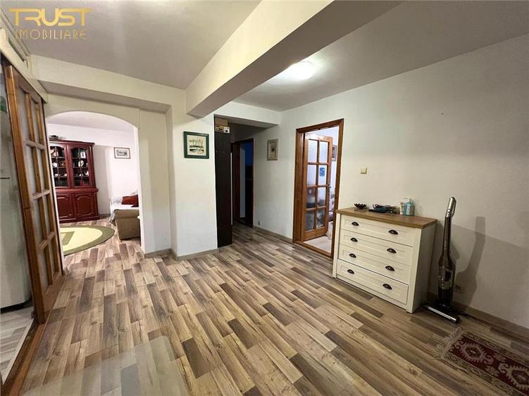 Apartament cu 4 camere decomandat în Central