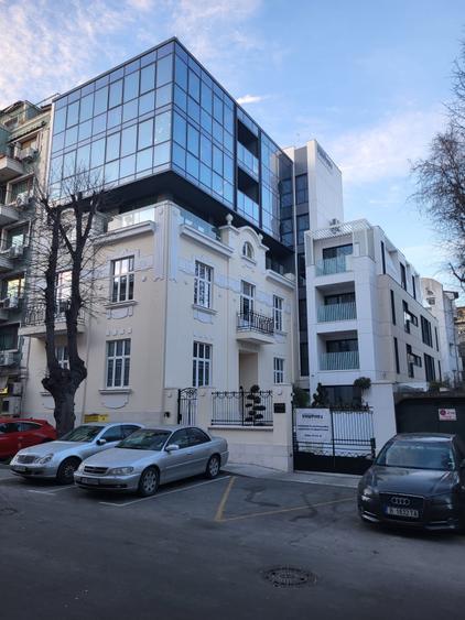 Casă individuală cu 10 camere cu Canalizare în Central