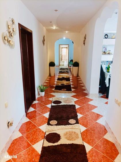 Casă cu 8 camere cu Teren 4600 Mp în Vlădeni