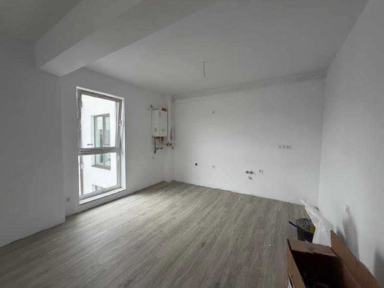 Apartament cu 4 camere semidecomandat în Florești