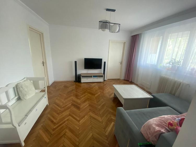 Apartament cu 3 camere semidecomandat în Craiovei