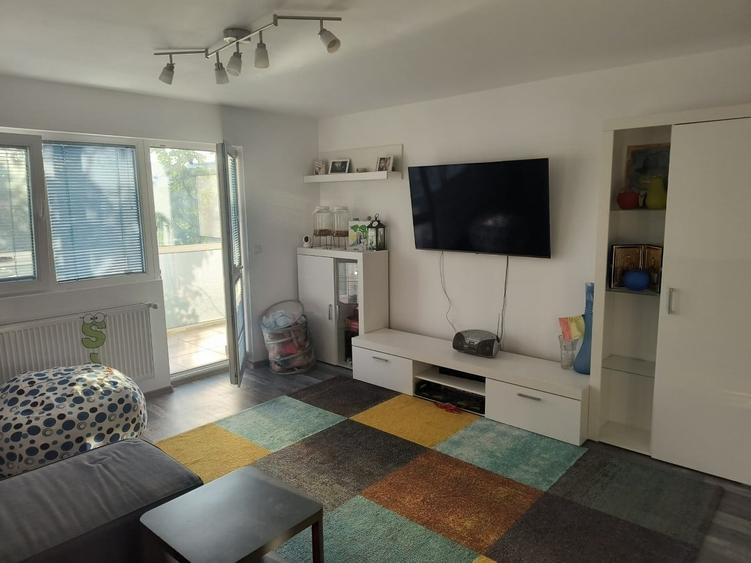 Apartament cu 3 camere semidecomandat, mobilat în Drumul Taberei