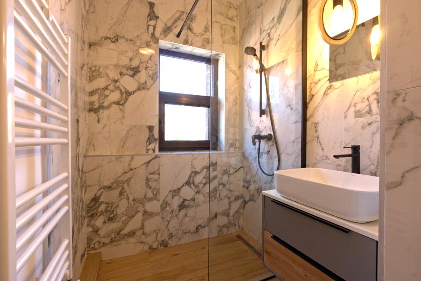 Apartament cu 3 camere semidecomandat în Aviatorilor