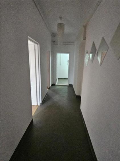 Casă individuală cu 20 camere cu Canalizare în Central