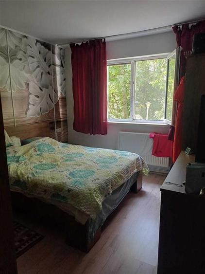 Apartament cu 3 camere semidecomandat, mobilat în Podu Roș