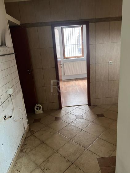 Apartament cu 4 camere semidecomandat în Calea Călărașilor