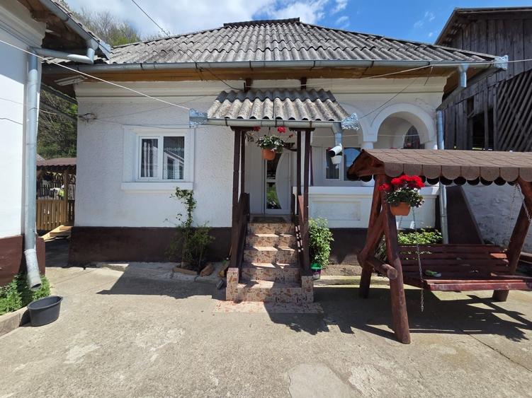 Casă cu 4 camere în Stănești