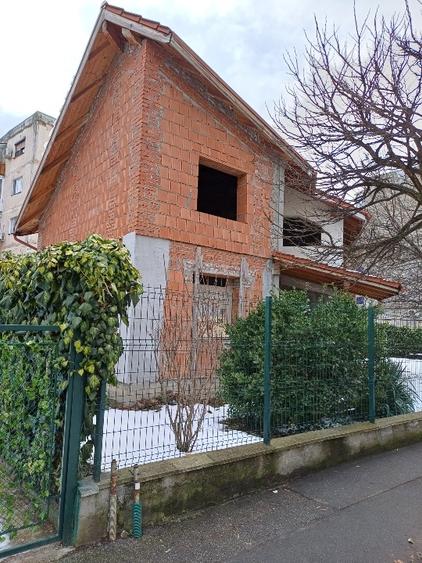 Casă individuală cu 4 camere cu Teren 410 Mp în Complex Studențesc