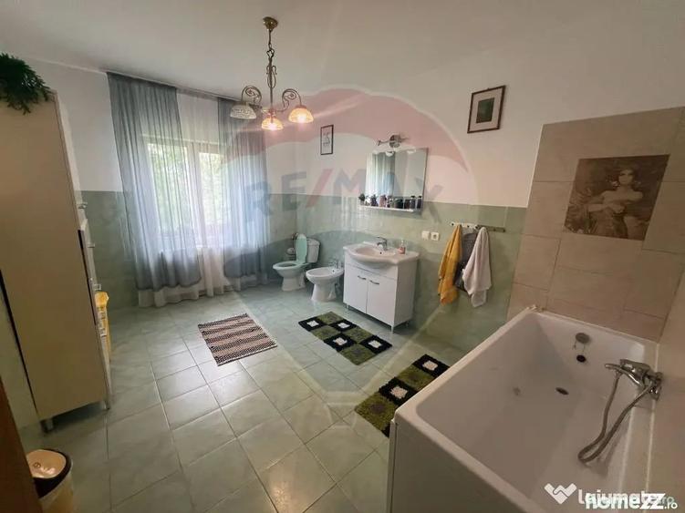 Casă cu 7 camere cu Teren 983 Mp în Garoafa