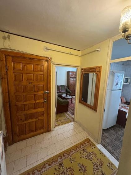 Apartament cu 3 camere decomandat, mobilat în Rovine