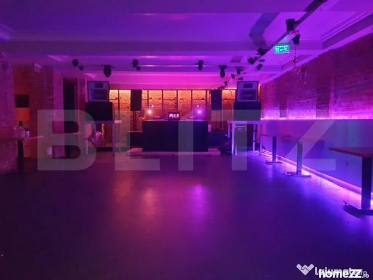 Apartament cu 7 camere decomandat în P-ța Victoriei