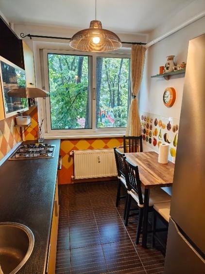 Apartament cu 3 camere semidecomandat, mobilat în Titan