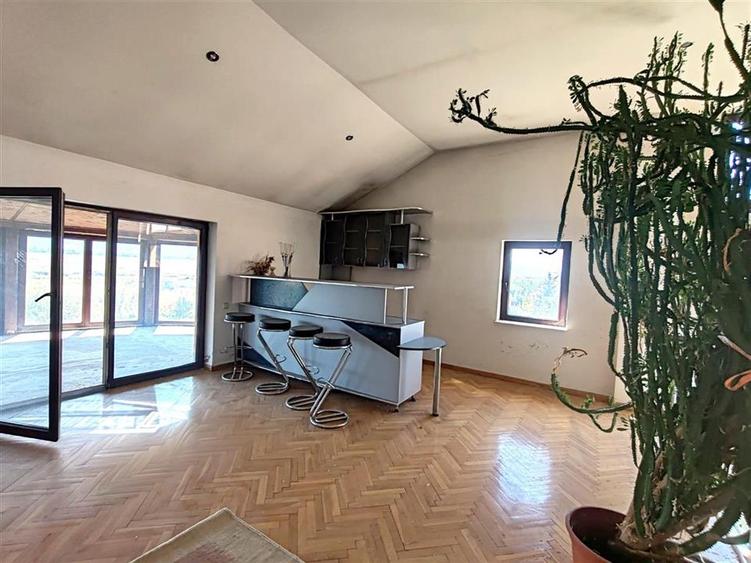 Casă individuală cu 9 camere cu Teren 800 Mp în Hărman
