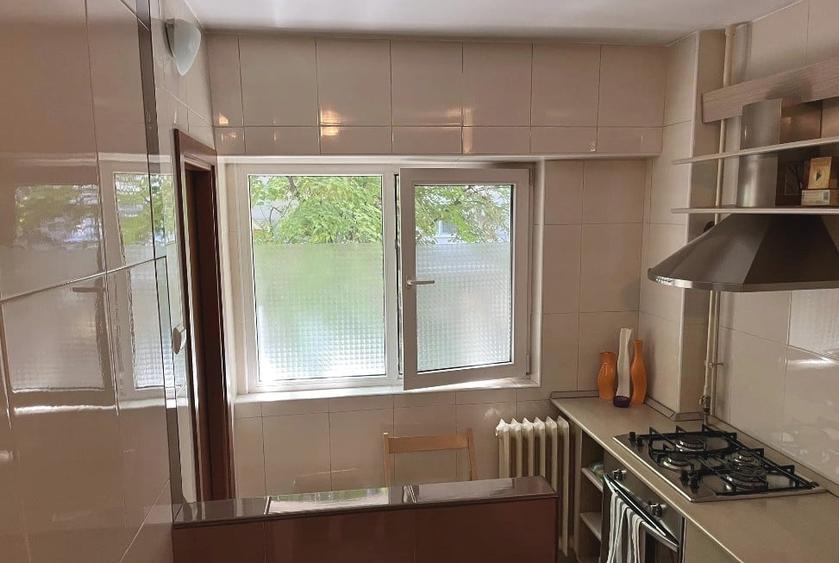Apartament cu 3 camere semidecomandat în Universitate