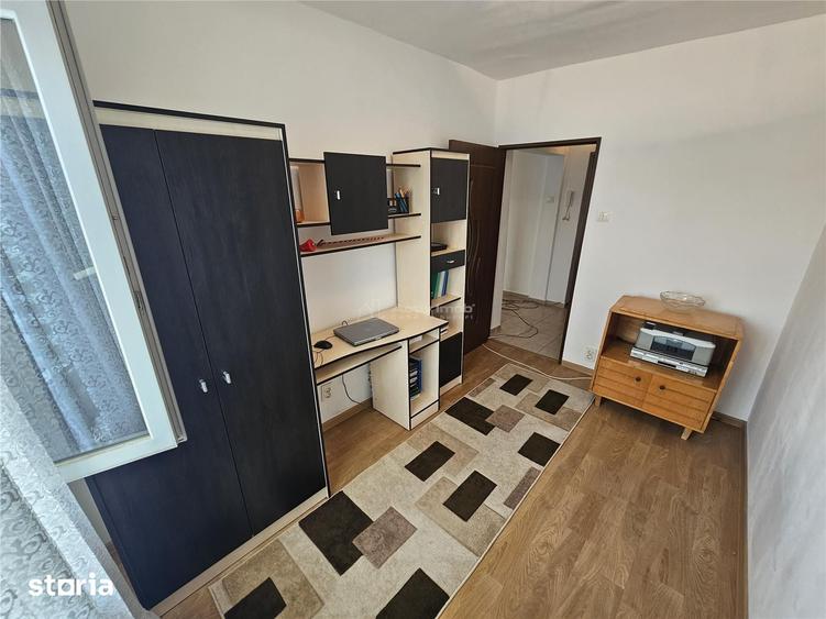 Apartament cu 3 camere semidecomandat în Central