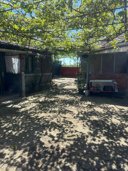 Casă cu 5 camere cu Teren 2500 Mp în Tăut