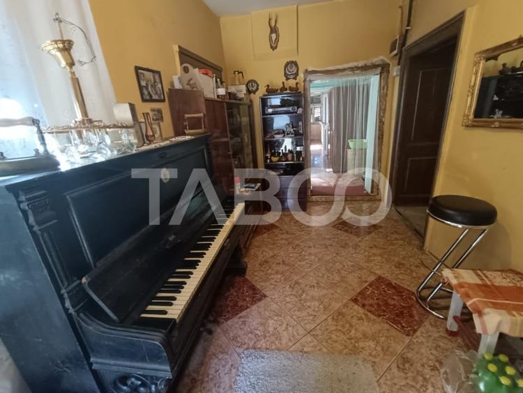 Casă individuală cu 6 camere cu Canalizare în Nou