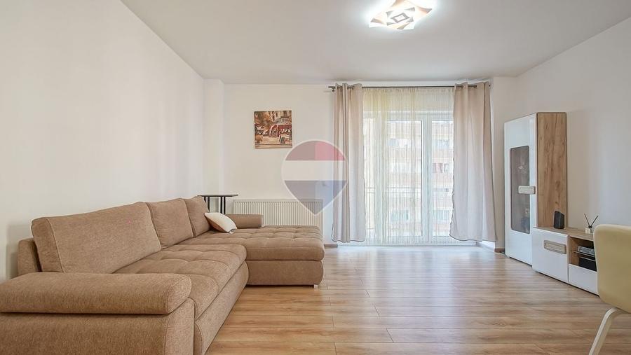 Apartament cu 3 camere decomandat în Tractorul