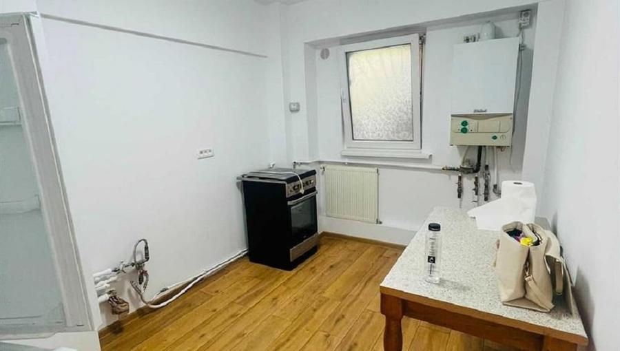 Apartament cu 4 camere decomandat în Tineretului