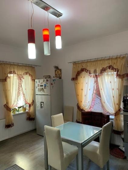Casă individuală cu 11 camere cu Canalizare în Central