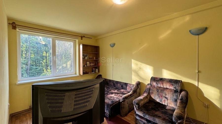 Apartament cu 3 camere semidecomandat, mobilat în Poiana Brașov