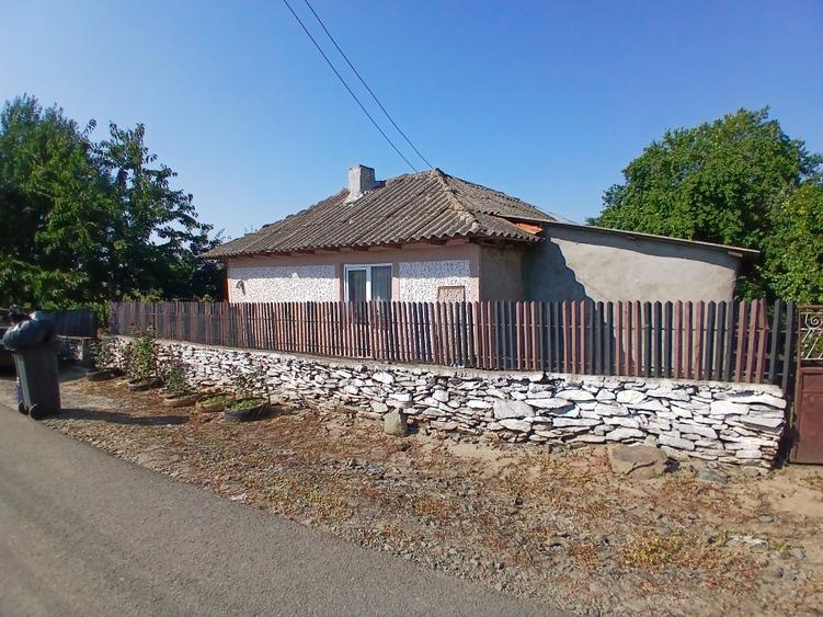 Casă individuală cu 5 camere cu Teren 2400 Mp în Războieni