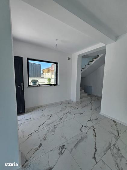 Casă cu 4 camere cu Teren 322 Mp în Romanești