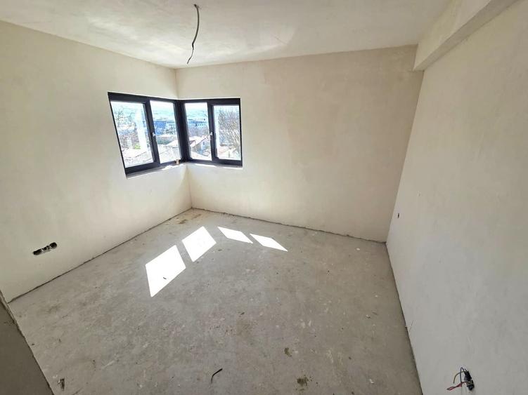 Casă cu 4 camere cu Canalizare în Dâmbul Rotund