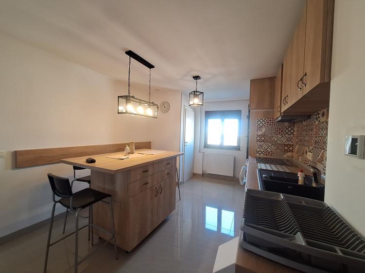 Apartament cu 3 camere semidecomandat, mobilat în Semicentral