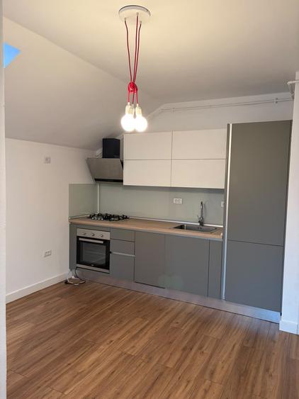 Apartament cu 3 camere semidecomandat, mobilat în Florilor
