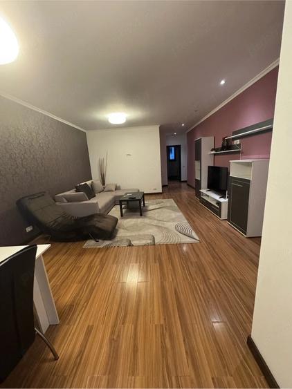 Apartament cu 3 camere semidecomandat în Herăstrău