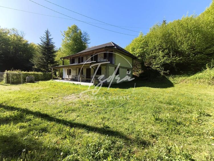 Casă individuală cu 7 camere cu Teren 1035 Mp în Avrig