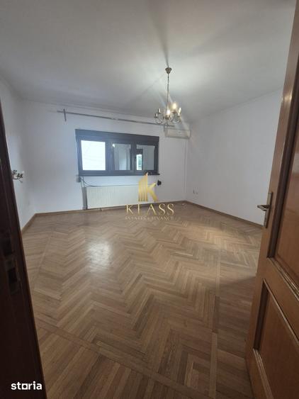 Casă cu 10 camere cu Teren 650 Mp în Central