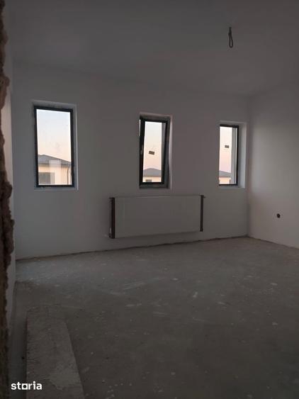 Casă cu 4 camere cu Teren 484 Mp în Joița