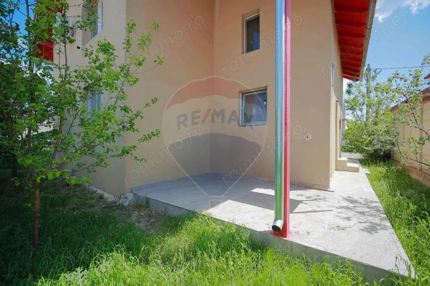 Casă cu 5 camere cu Teren 300 Mp în Sânmartin