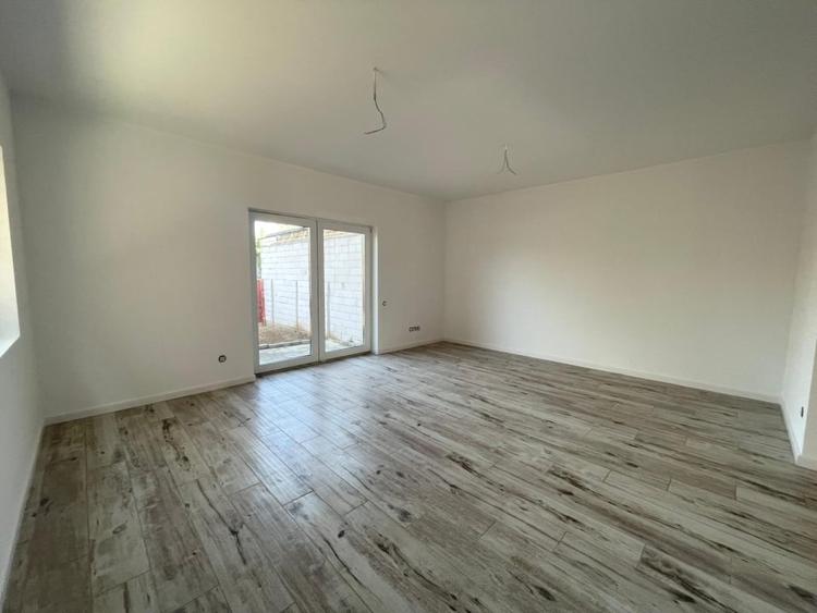 Duplex cu 4 camere cu Canalizare în Central