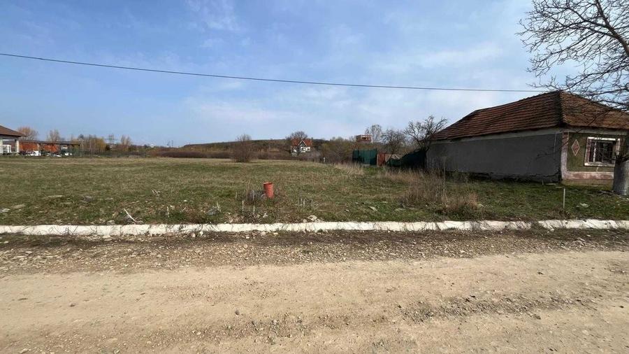 Teren de 1776 mp, în Alparea