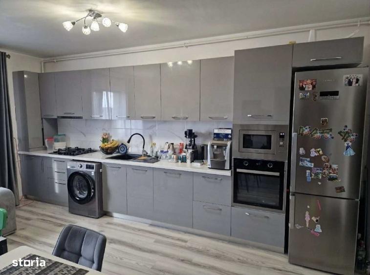 Apartament cu 3 camere semidecomandat în Fundeni