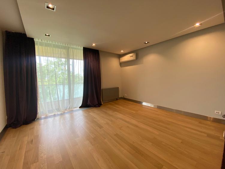 Apartament cu 4 camere în Băneasa