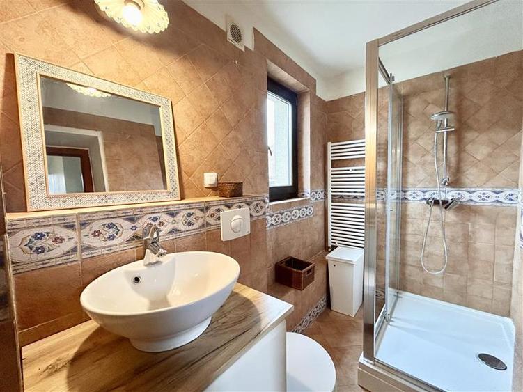 Casă individuală cu 11 camere cu Canalizare în Centrul Civic