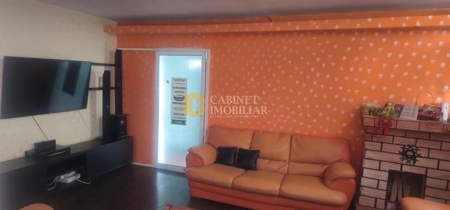 Apartament cu 3 camere semidecomandat, mobilat în Alexandru cel Bun