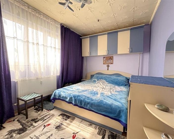 Apartament cu 4 camere semidecomandat, mobilat în Nufărul