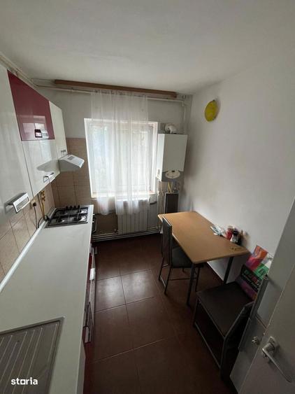 Apartament cu 3 camere semidecomandat, mobilat în Dacia