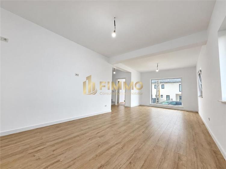 Duplex cu 4 camere cu Canalizare în Ipotești
