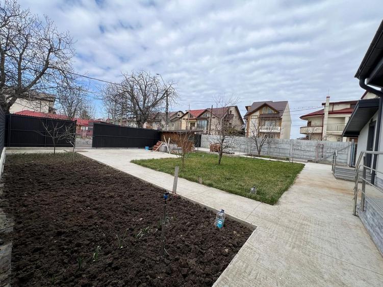 Casă individuală cu 4 camere cu Canalizare în Nord-Est
