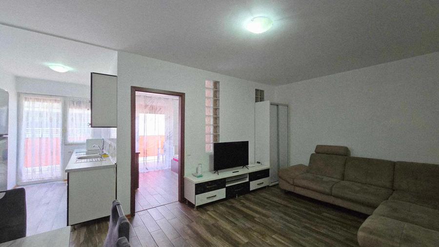 Apartament cu 3 camere nedecomandat în Nufărul